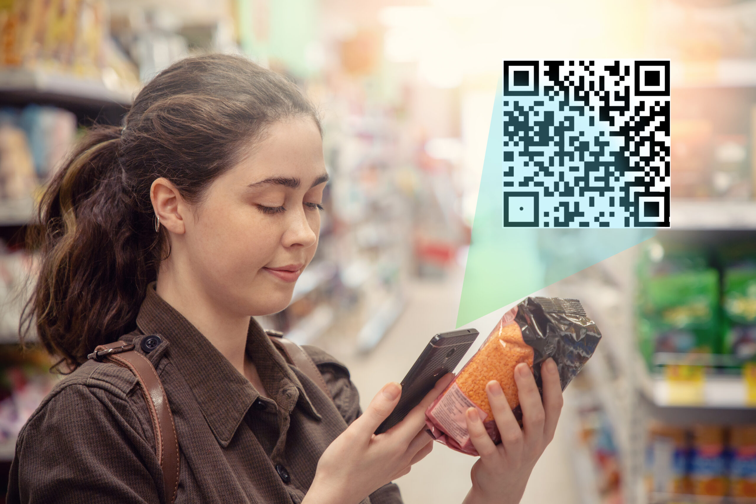 Frau scannt QR-Code im Supermarkt